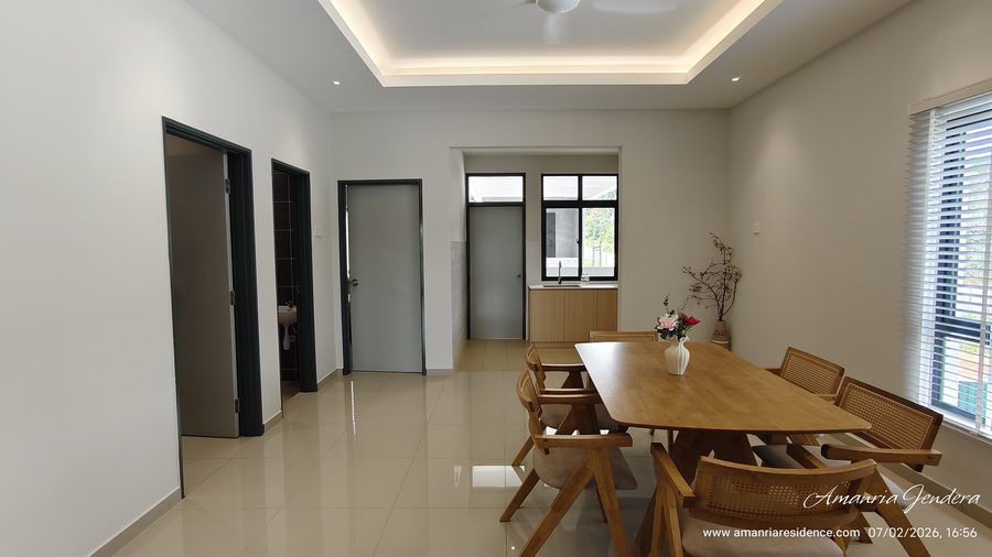 Ruang makan rumah contoh Amanria Residences