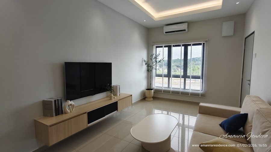 Ruang tamu rumah contoh Amanria Residences